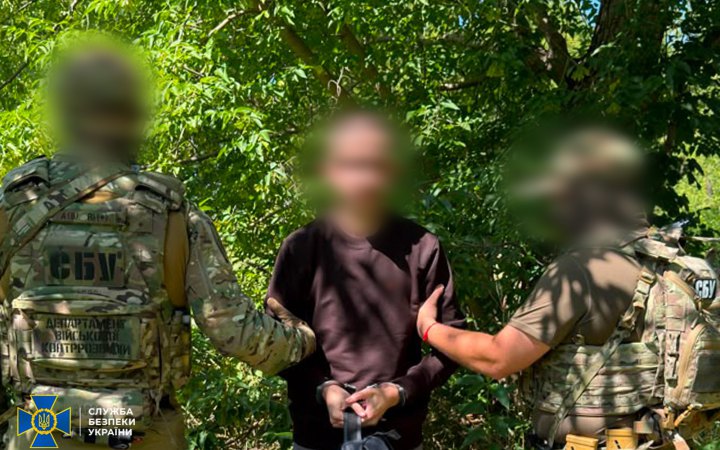 СБУ затримала підозрюваного у наведенні ракет на позиції підрозділу, де перебувало понад 100 дронарів