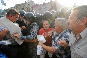 Милиционеры задокументировали, как "бютовец" ломал их камеру у суда 