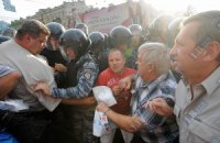 Милиционеры задокументировали, как "бютовец" ломал их камеру у суда 