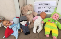 Жителі Запоріжжя приносять іграшки до храмів УПЦ МП після того, як дитину відмовилися відспівувати в церкві