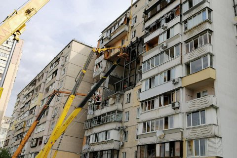 У будинку на Позняках, де у червні стався вибух, почали роботи з укріплення