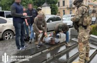 У Чернівцях затримали правоохоронця за організацію схеми переправлення військовозобов'язаних за кордон