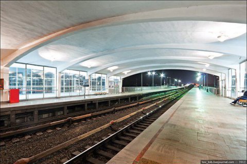 На станции метро "Днепр" в Киеве человек упал на рельсы