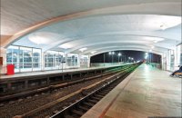 На станції метро "Дніпро" в Києві людина впала на рейки