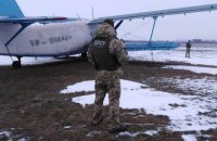 Пограничники нашли в 100 км от границы самолет контрабандистов