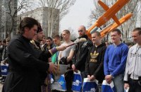 В Запорожье призывникам раздали подарки от Партии регионов