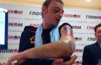 В Донецке террористы срезали шахтеру татуировку "Слава Украине"