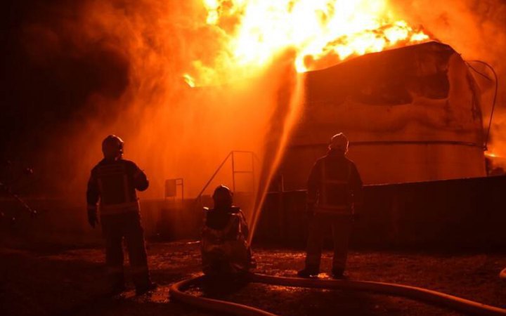 В Ровенской области до сих пор ликвидируют пожар, произошедший в результате ракетного удара оккупантов