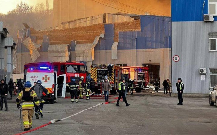 У Києві – пошкоджені будинки і метро, виникла пожежа на складах, є загиблі, 30 поранених (оновлення)