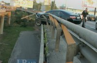 На Южном мосту в Киеве пьяный водитель едва не сбросил автомобиль в Днепр