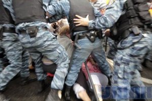 У Печерского суда - потасовка, вызвали "скорую"
