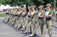Жіноча частина Кабміну виступила проти взуття на підборах під час параду