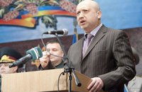 Аваков подарил Турчинову автомат