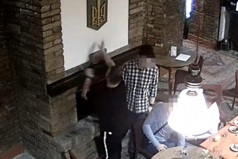 СБУ выдворила в Польшу студента тернопольского вуза, который сжег герб Украины в камине ресторана