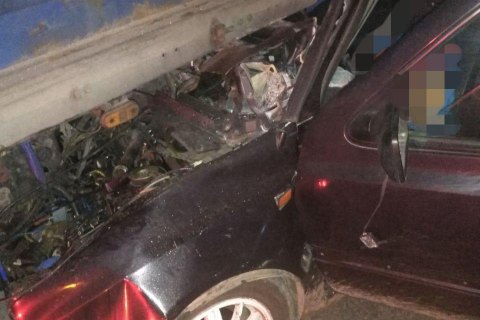 В Одесской области легковушка въехала в грузовик: один человек погиб, мужчина и ребенок - в тяжелом состоянии