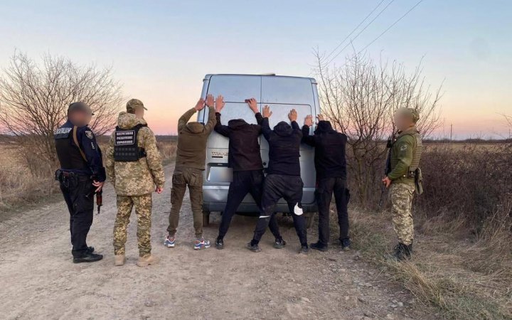 На Закарпатті підозрювані втікали від прикордонників і ледь не переїхали їх мікроавтобусом