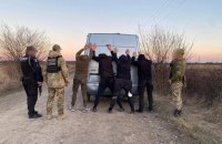 На Закарпатті підозрювані втікали від прикордонників і ледь не переїхали їх мікроавтобусом