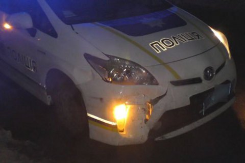 ​В Костополе пьяный водитель пытался протаранить авто патрульных, сбил мусорный бак и врезался в стену дома