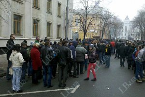Активисты Майдана пикетируют суд в поддержку иска против Захарченко