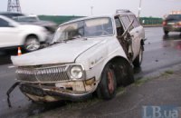 В Киеве "Волга" врезалась в столб, есть пострадавшие