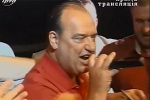 "Регионал" с коллегами отплясывал под "Лесоповал" на сцене в Луганской области
