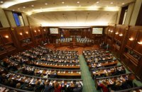 У Косові депутатка жбурнула яйця в прем’єр-міністра під час засідання парламенту, – ЗМІ