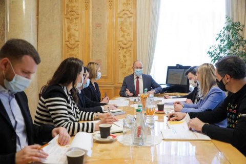 Кабмин передумал вводить обязательную выплату пенсий на карточки
