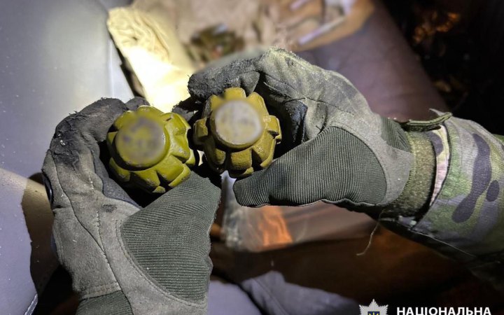 На Київщині поліцейські виявили в машині гранати та підривачі