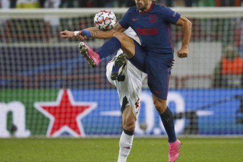 Игрок "Атлетико" в матче Лиги чемпионов получил желтую карточку за подглядывание в монитор VAR