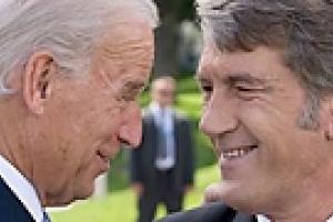 Ющенко угощает Байдена варениками с вишнями