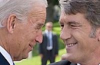 Ющенко угощает Байдена варениками с вишнями