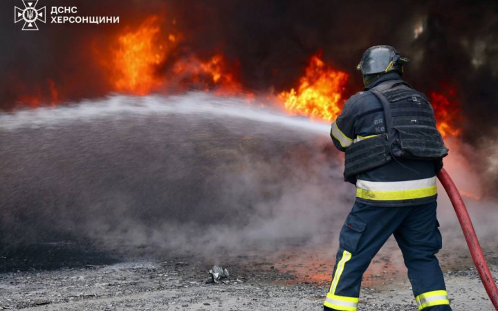Росіяни атакують Херсон: окупанти вдарили по комунальниках та таксі, де були діти (оновлено)