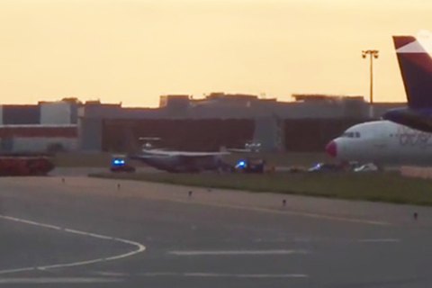 В Варшаве у военного самолета при посадке взорвалось шасси