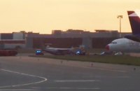 В Варшаве у военного самолета при посадке взорвалось шасси