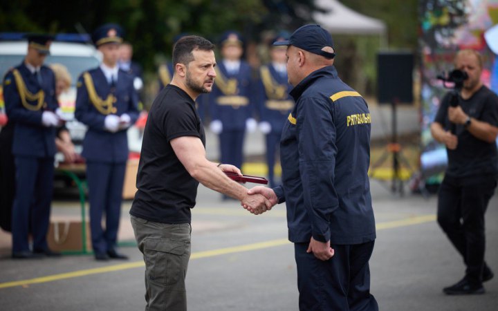 Зеленський привітав бійців ДСНС із професійним святом і нагородив лауреатів Всеукраїнської акції “Герой – рятувальник року”