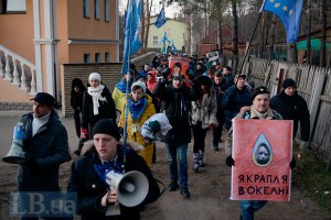 Милиция призывает митингующих не блокировать частное жилье чиновников