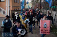 Милиция призывает митингующих не блокировать частное жилье чиновников