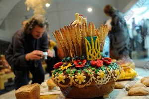 Кабмин: цену на хлеб сдержит высокий урожай 2011 года