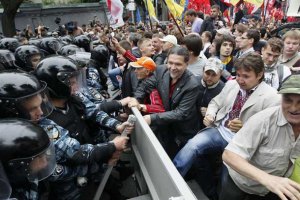 Защитники украинского языка травмировали милиционеров, - МВД
