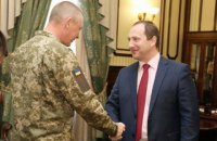 Глава Харьковской ОГА  встретился с бойцом АТО, перенесшим сложнейшую операцию на глазах
