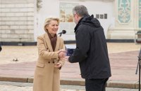 ​Президентка Єврокомісії передала пів сотні авто для потреб прокурорів і поліцейських у прифронтових регіонах