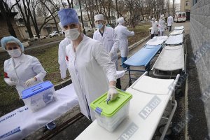 Азаров расширил число медработников, имеющих право на служебное жилье