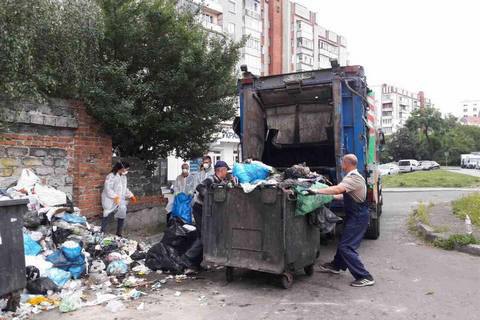 Из Львова начали вывозить мусор