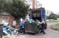 Из Львова начали вывозить мусор