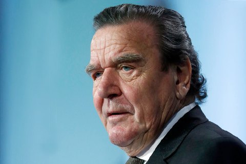 Работающий на Россию бывший канцлер Германии обозвал посла Украины "карликом"