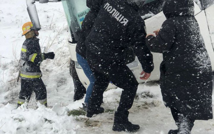 Одещина перетворилася в ”Антарктиду”: рух транспорту паралізовано (фото)