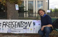 Перед посольством РФ в Париже поочередно будут голодать режиссеры в поддержку Сенцова