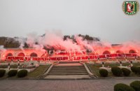 Польские ультрас на столетие ЗУНР жгли файеры на кладбище во Львове