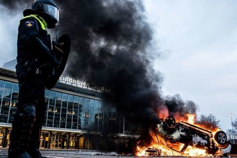 Нидерланды продлили комендантский час до весны 