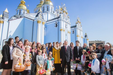 Порошенко поздравил украинцев с Пасхой